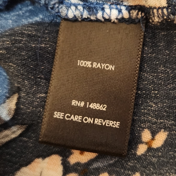 TORRID Size 1 Cute Blue and White Floral Long Sleeves EUC Top - Picture 4 of 13